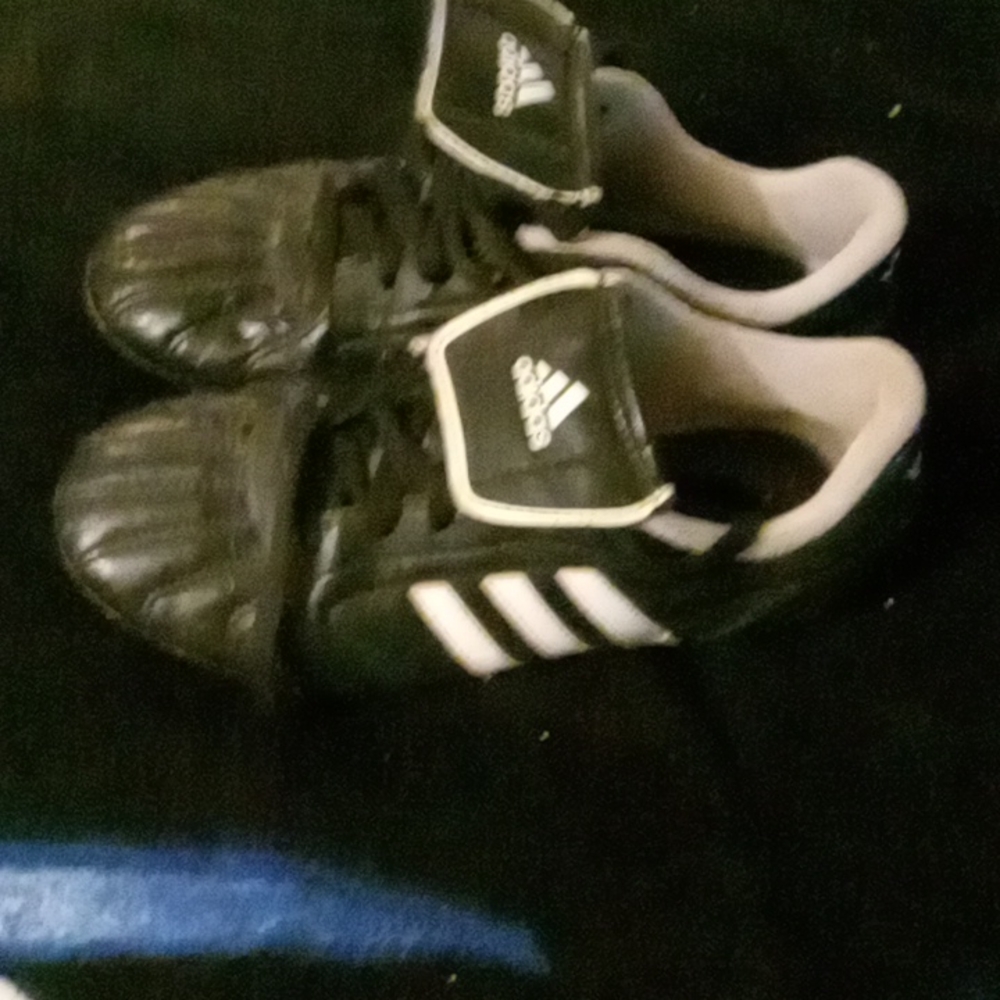 Adidas cleats kid size 3. Good condition.